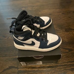Nike Jordan 1 MID (PS) Size 11